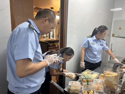 丹桂飄香迎雙節，食安守護正當時——騰沖市市場監督管理局強化餐飲管理